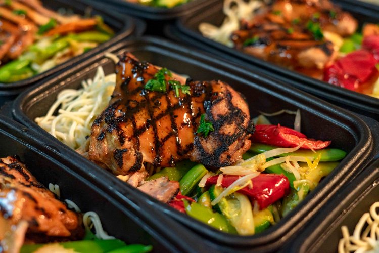 Poulet mariné et grillé à la Thai, sauté de légumes au gingembre