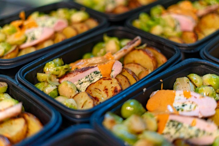 Côte de porc farci gruyère, ricotta et épinard, sauce crémeuse à la tomate séchée