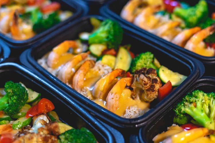 Crevettes à la bisque de homard, légumes sautés